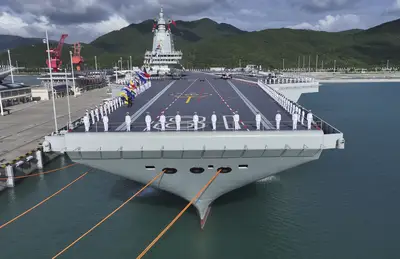 福建舰侧面