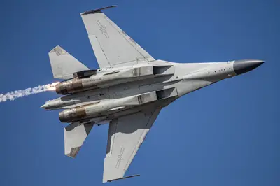 歼-16飞行