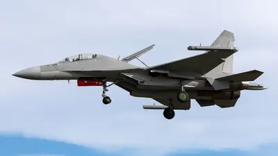 歼-16D飞行