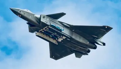 歼-20飞行