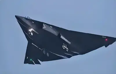 歼-36飞行
